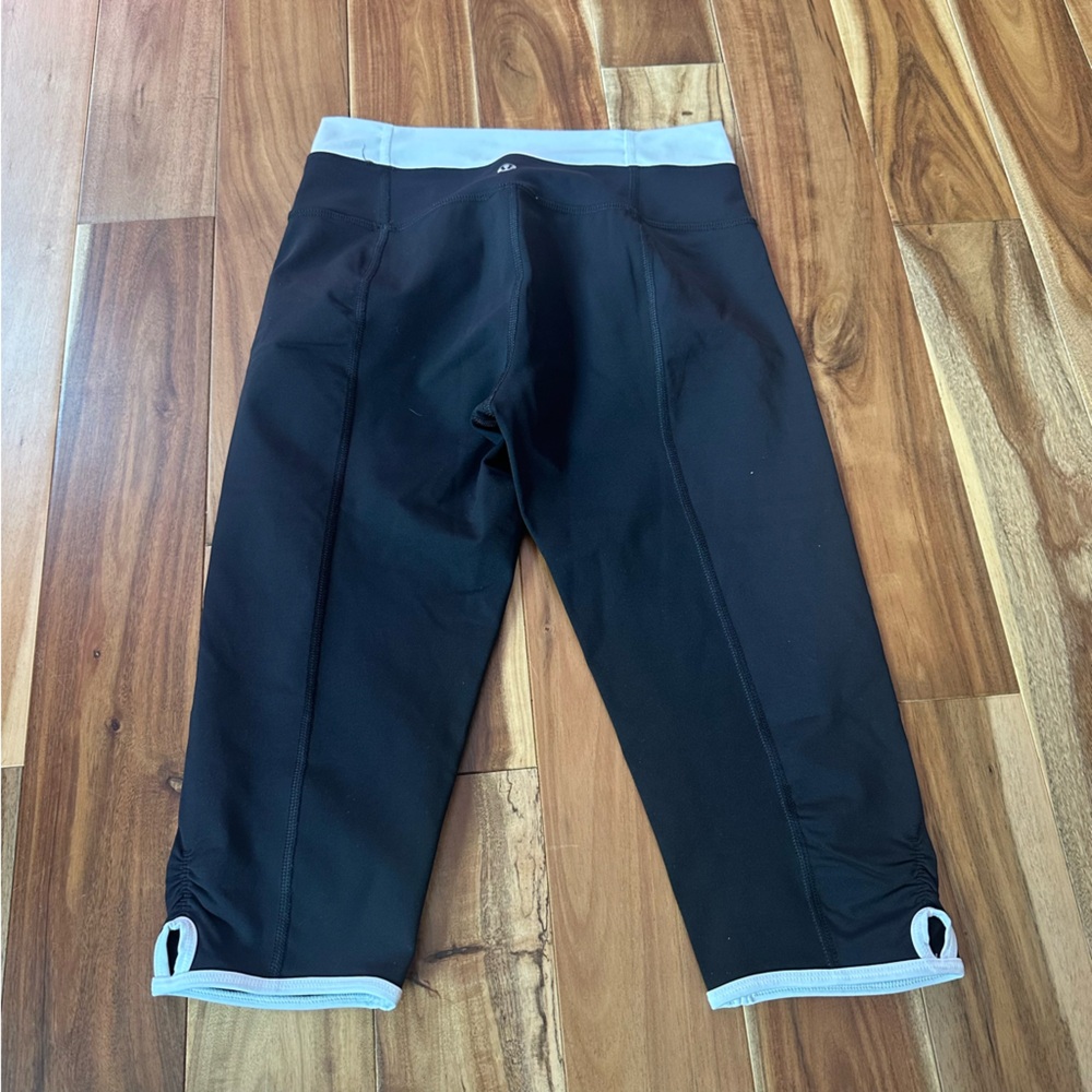 Rare Early Lululemon Keyhole Crop Leggings w/ ruched hem. Size 6